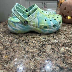 Croc platform marble color size 10